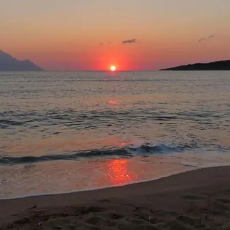 Traditionelles Athos Shadow Am Paralia Sikias